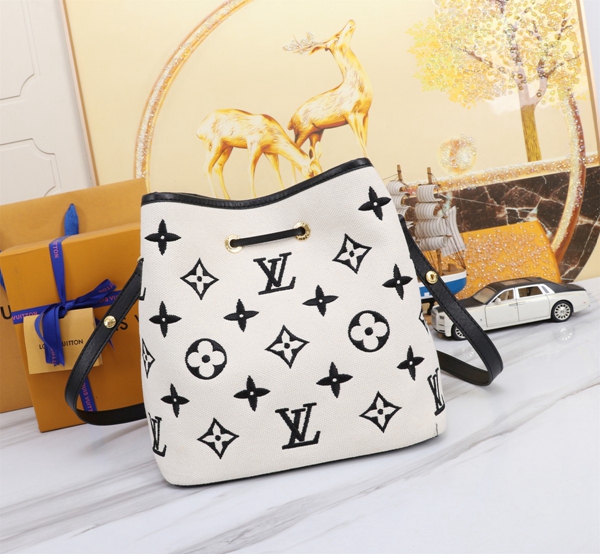 ルイヴィトンバッグ背面デザイン